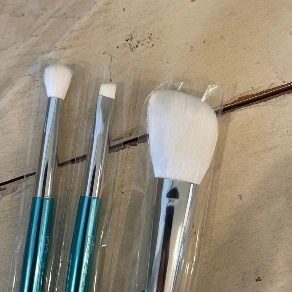 Elaina Badro/ Baby Blue makeup brushes​​​​​​​​​​​​​